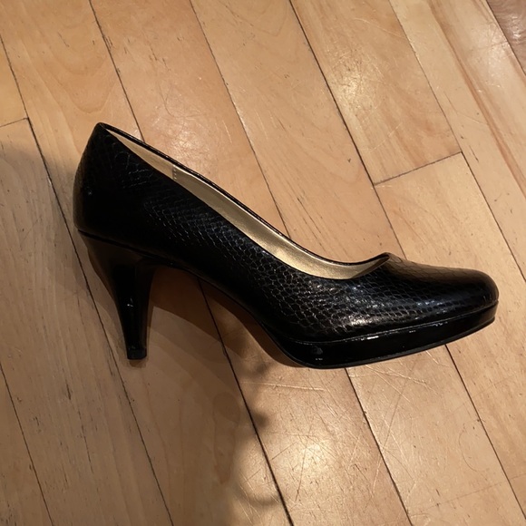 Black Bandolino snake patterned heel - Picture 4 of 6